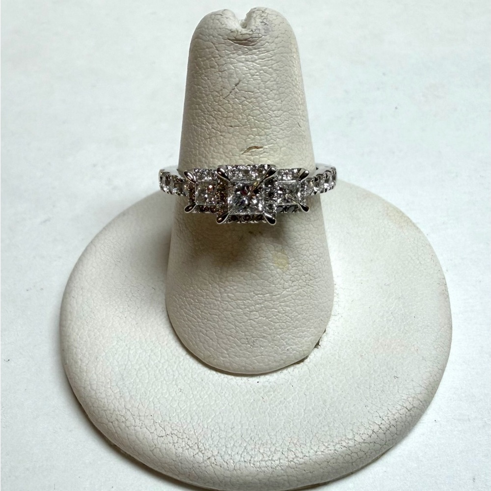 10k White Gold .85ctw Natural Diamond Engagement Ring